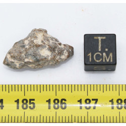 Météorite Lunaire Laâyoune 002 dans une boite Feld Breccia (Maroc - 2.48 grammes - 070 **)