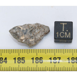 Météorite Lunaire Laâyoune 002 dans une boite Feld Breccia (Maroc - 2.48 grammes - 070 **)