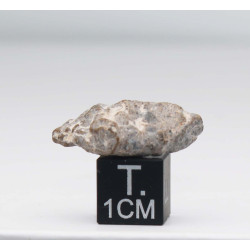 Météorite Lunaire Laâyoune 002 dans une boite Feld Breccia (Maroc - 2.48 grammes - 070 **)