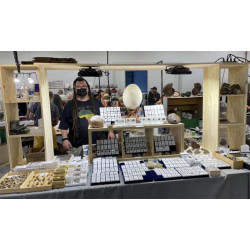 Talon de Météorite Lunaire NWA 13739 dans une boite Feld Breccia (Algérie - 0.48 gramme - 006 **)