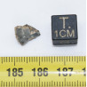 Talon de Météorite Lunaire NWA 13739 dans une boite Feld Breccia (Algérie - 0.48 gramme - 006 **)