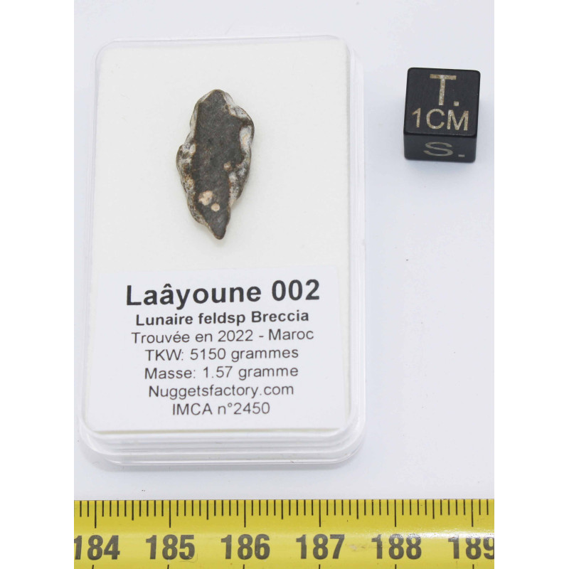 Talon de Météorite Lunaire Laâyoune 002 dans une boite Feld Breccia ( Maroc - 1.57 gramme - 071 ** )