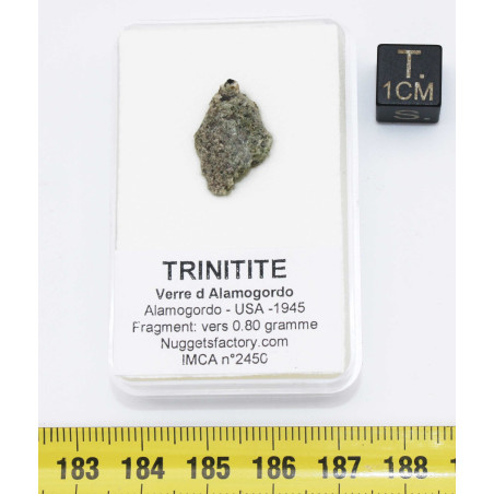 Fragment de trinitite dans une boite - Verre d Alamogordo ( USA - 0.80 grammes -  103 * )
