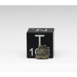 Tranche de Météorite NWA 15016 dans une boite - Martienne Ach Shergottite (Algérie - 0.112 gramme - 027 **)