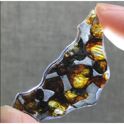 Tranche de Météorite Sericho - Pallasite ( Kenya -  2.35 grammes - 011** )
