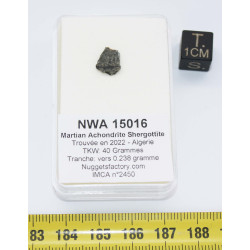 Tranche de météorite martienne NWA 15016 dans une boite - Achondrite Shergottite (Algérie - 0.238 gramme - 028 **)