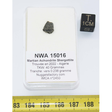 Tranche de météorite martienne NWA 15016 dans une boite - Achondrite Shergottite (Algérie - 0.238 gramme - 028 **)
