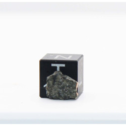 Tranche de météorite martienne NWA 15016 dans une boite - Achondrite Shergottite (Algérie - 0.238 gramme - 028 **)