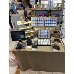 Collection de 18 météorites dans des boites avec un plateau (008 **)