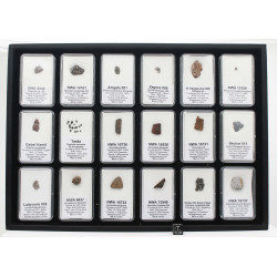 Collection de 18 météorites dans des boites avec un plateau (008 **)