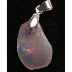 Pendentif en Opale Welo brute dans une boite ( 1.98 gramme - 019**)