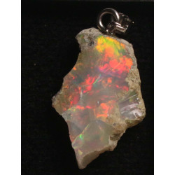 Pendentif en Opale Welo brute dans une boite ( 3.77 grammes - 018**)