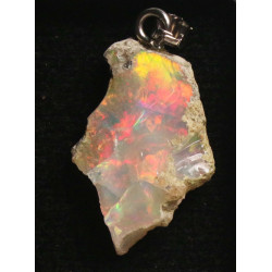 Pendentif en Opale Welo brute dans une boite ( 3.77 grammes - 018**)