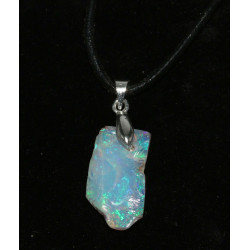 Pendentif en Opale Welo brute dans une boite ( 1.59 gramme - 026**)