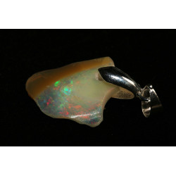 Pendentif en Opale Welo brute dans une boite ( 1.85 gramme - 029**)