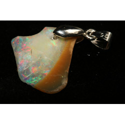 Pendentif en Opale Welo brute dans une boite ( 1.85 gramme - 029**)