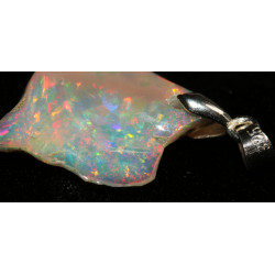 Pendentif en Opale Welo brute dans une boite ( 1.51 gramme - 031**)