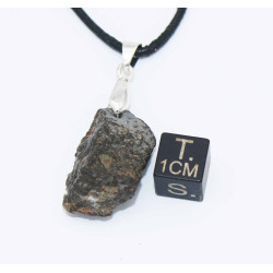 Collier pendentif météorite Chondrite NWA 869 ( Sahara -7.10 grammes - 013** )