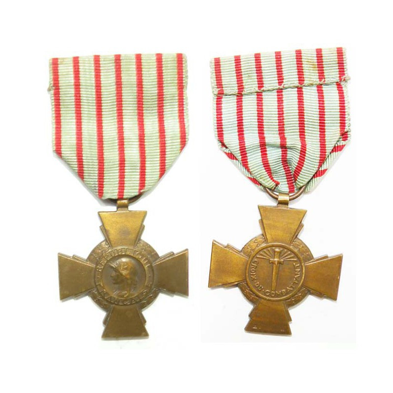 Medaille France Croix du Combattant WWII ( 038 )